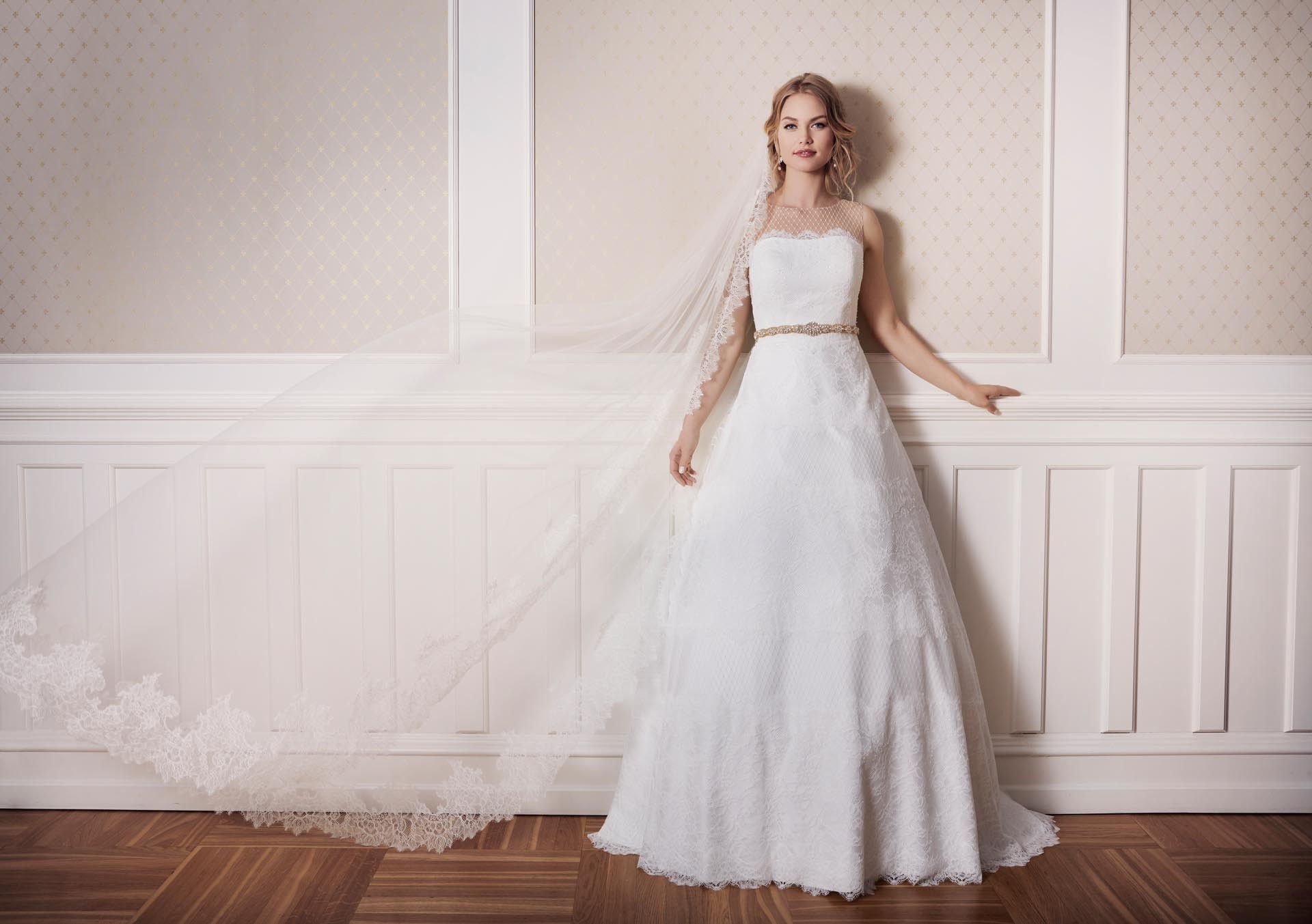 Trägerloses Brautkleid aus Spitze mit Gürtel von Lilly, Modell 3926