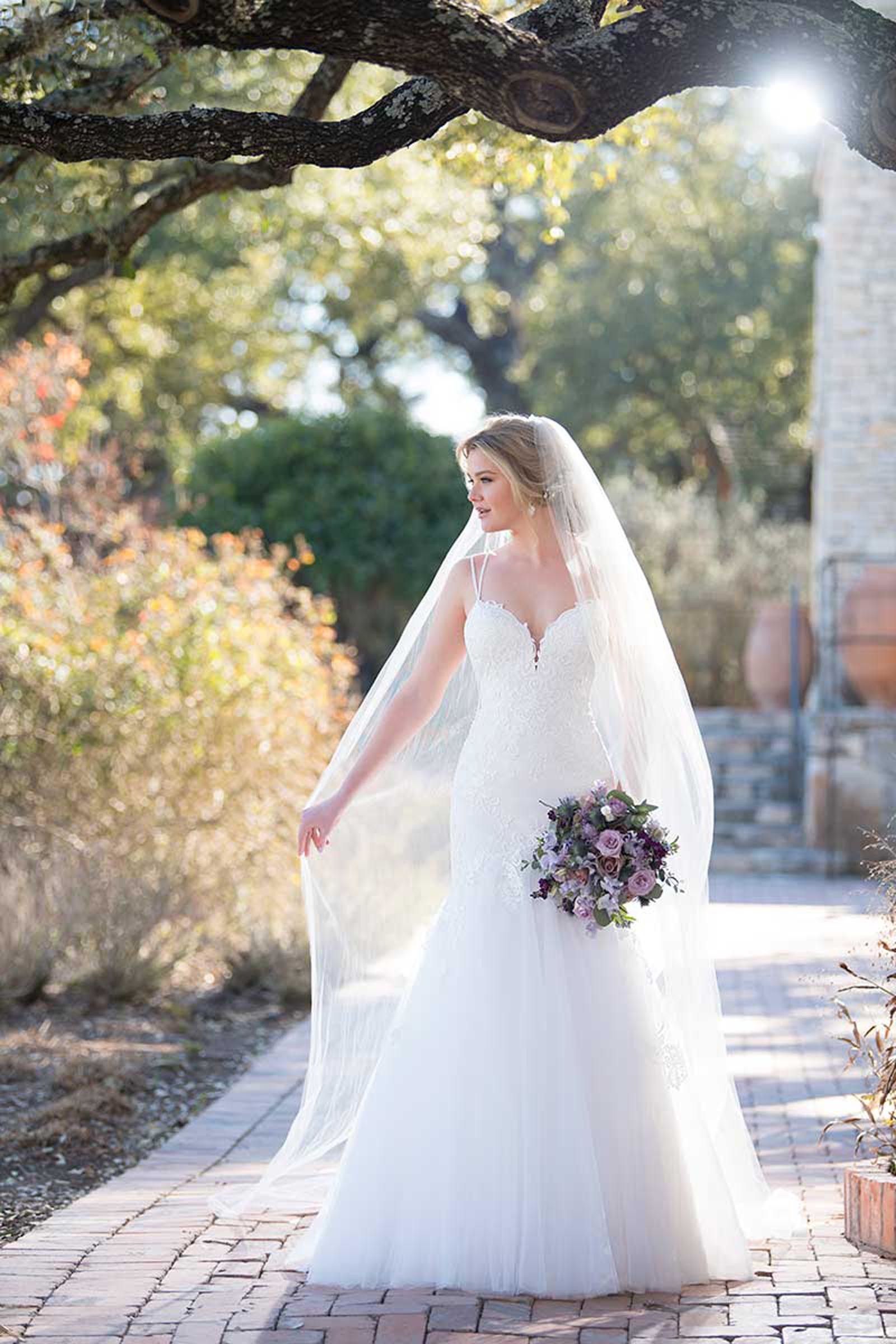 Weißes Brautkleid im Fit and Flare Schnitt mit Spitze und Spaghettiträgern von Essense of Australia, Modell D2475