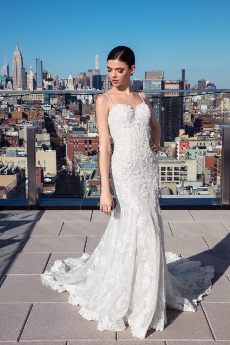 Weißes Brautkleid aus Spitze mit Sweetheart-Ausschnitt und Spaghettiträgern von Justin Alexander Signature, Modell 99028