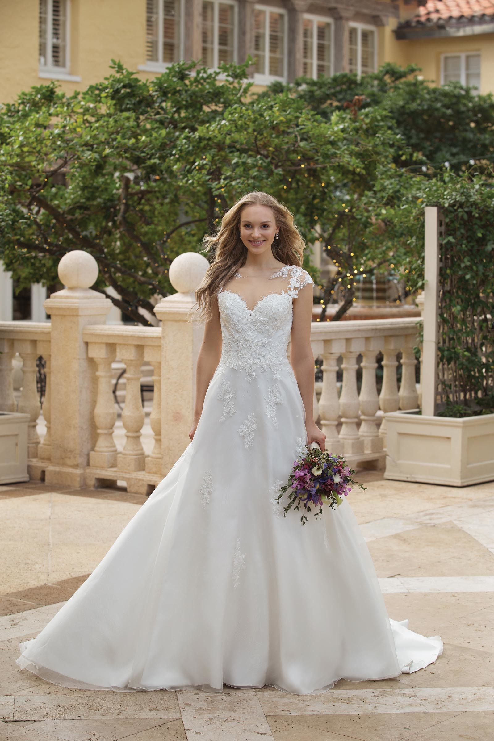 Weißes Brautkleid mit Tattoo-Effekt und Herzausschnitt von Sincerity, Modell 44088