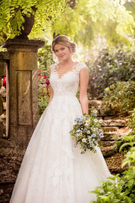 Weißes Brautkleid im Prinzessschnitt mit Spitze und Tattoo Effekt von Essense of Australia, Modell D2347