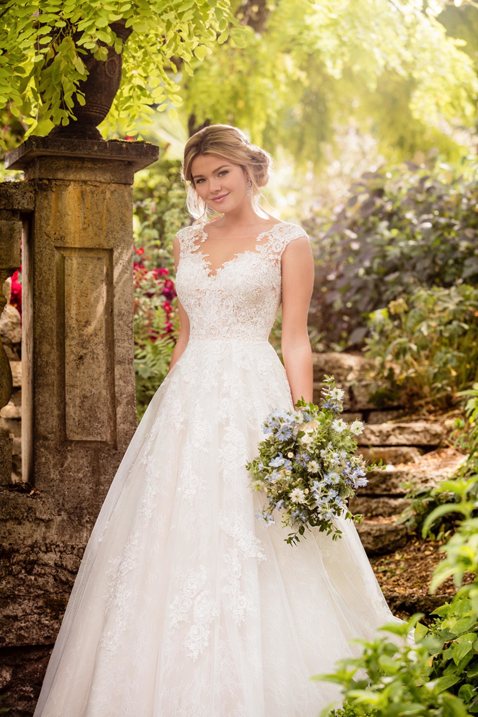 Weißes Brautkleid im Prinzessschnitt mit Spitze und Tattoo Effekt von Essense of Australia, Modell D2347