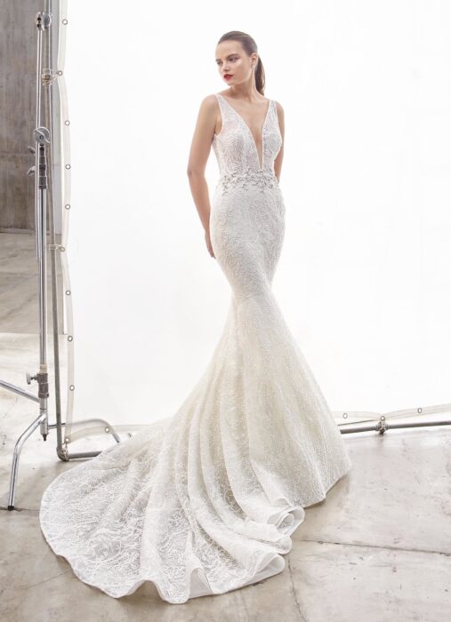 Weißes Brautkleid im Fit-and-Flare-Schnitt mit Spitze, transparentem Top, tiefem V-Ausschnitt, Strassdekoration und Schleppe von Enzoani, Modell North