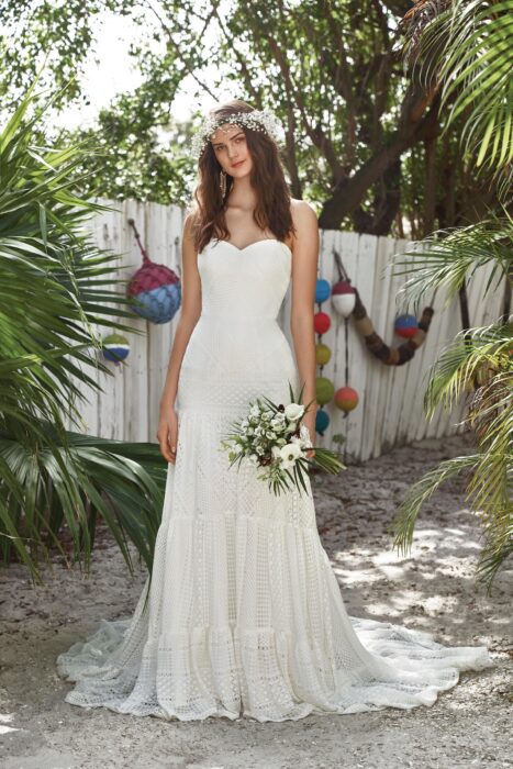 Weißes, trägerloses Brautkleid aus Spitze im Hippie-Look von Lillian West, Modell 66031