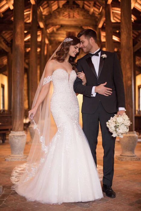 Weißes Brautkleid im Fit and Flare Schnitt mit Spitze und trägerlosem Ausschnitt in Herzform von Essense of Autralia, Modell D2518