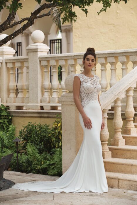 Fit and Flare-Brautkleid mit Rundhals-Ausschnitt und transparentem Top von Sincerity, Modell 44070