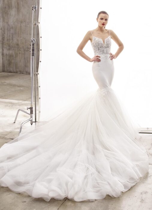 Weißes Brautkleid im Fit-and-Flare-Schnitt mit transparenter Spitzenkorsage, Spaghettiträgern und voluminöser Schleppe von Enzoani, Modell Naya