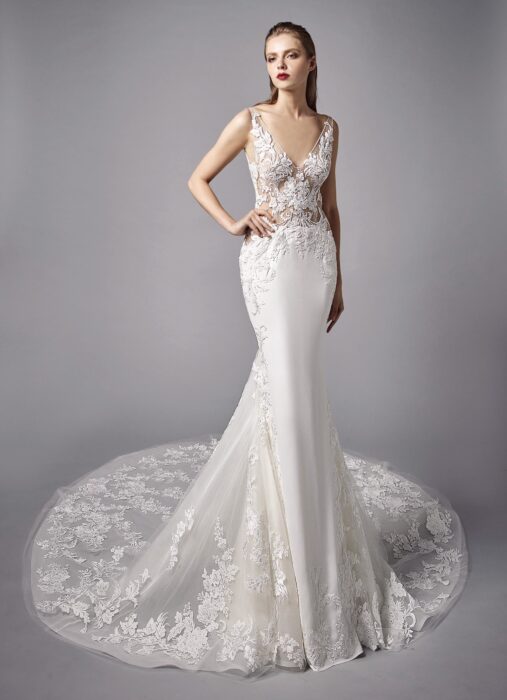 Weißes Brautkleid im Fit-and-Flare-Schnitt mit transparentem Spitzentop, V-Ausschnitt und Schleppe von Enzoani, Modell Noelle