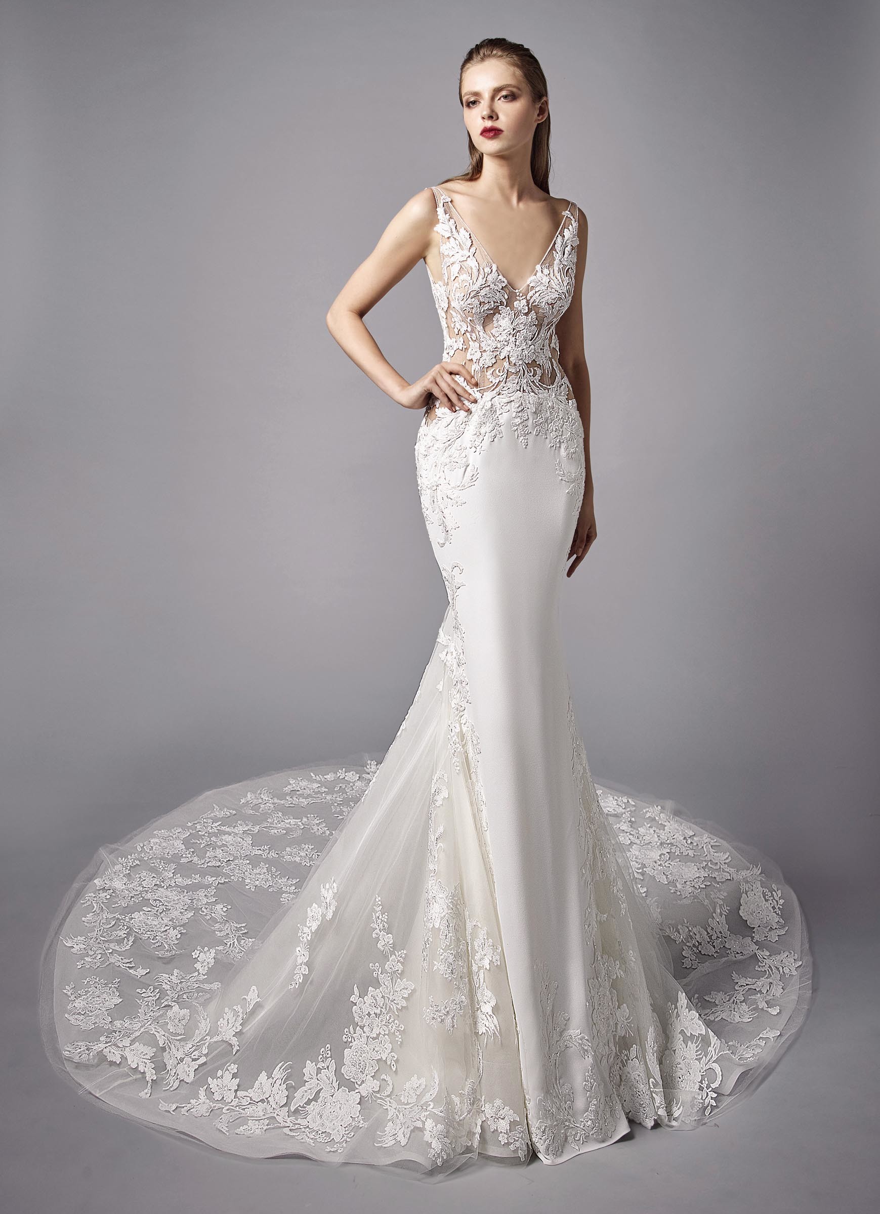 Weißes Brautkleid im Fit-and-Flare-Schnitt mit transparentem Spitzentop, V-Ausschnitt und Schleppe von Enzoani, Modell Noelle