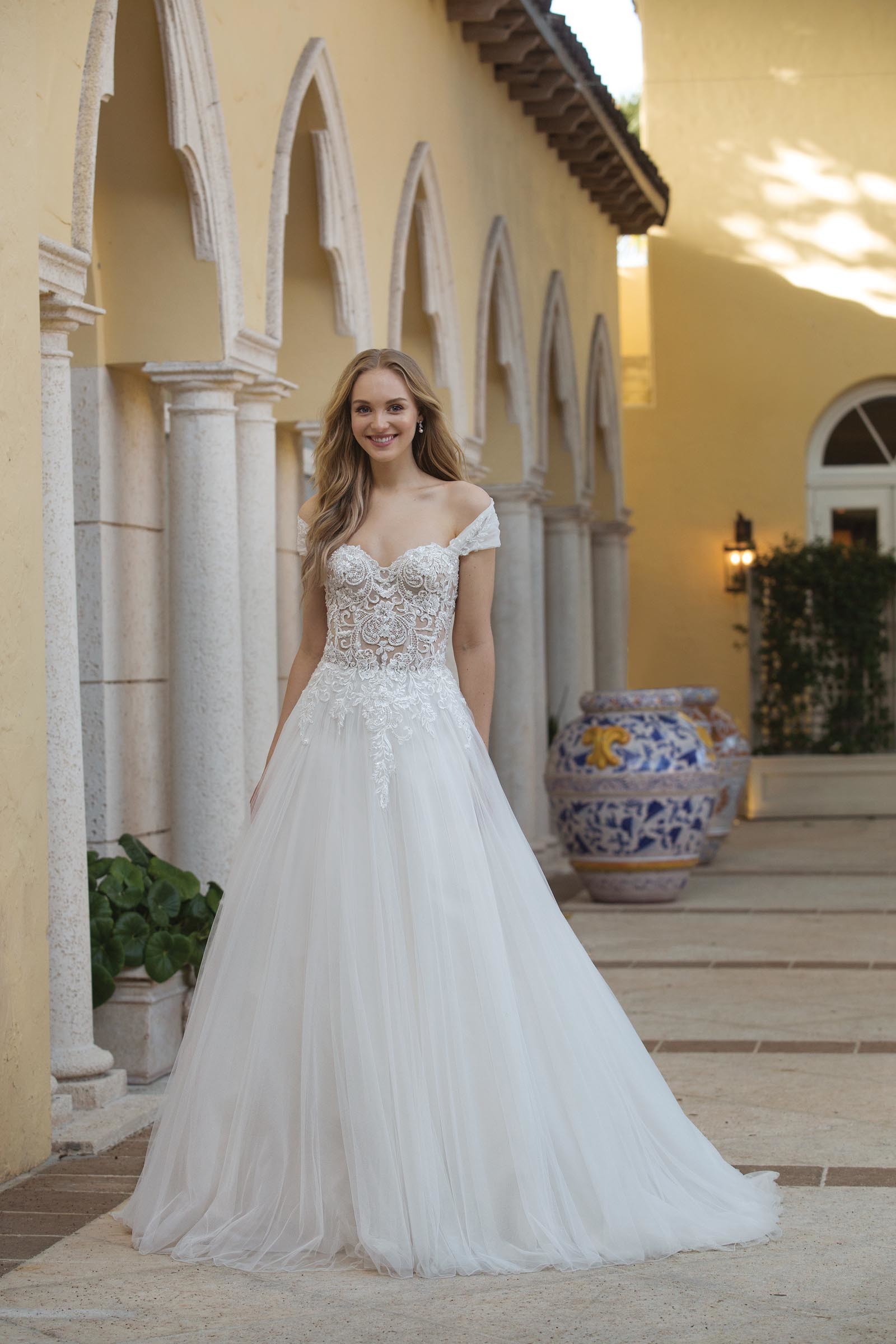 Brautkleid mit transparentem Spitzentop und abnehmbarem Off-Shoulder-Träger von Sincerity, Modell 44076