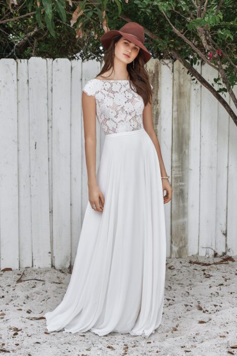 Brautkleid mit transparentem Spitzentop und fließendem Rock von Lillian West, Modell 66039