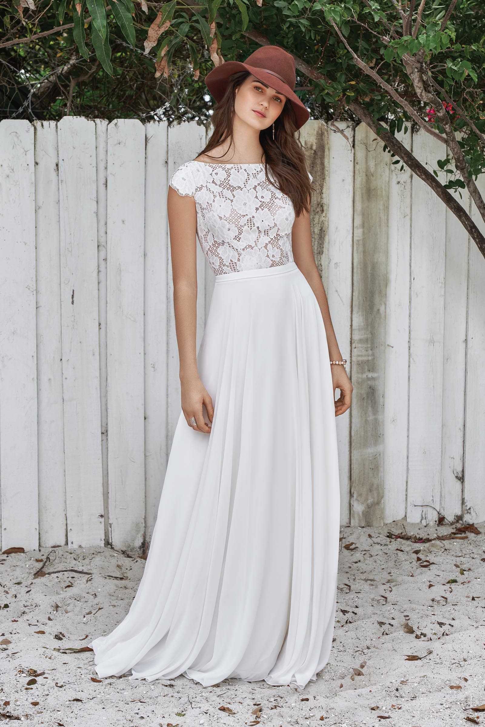 Brautkleid mit transparentem Spitzentop und fließendem Rock von Lillian West, Modell 66039
