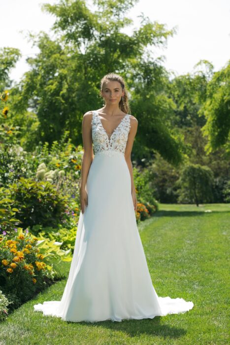 Weißes Brautkleid in A-Linie mit transparentem Spitzentop mit V-Ausschnitt von Sweetheart, Modell 11027