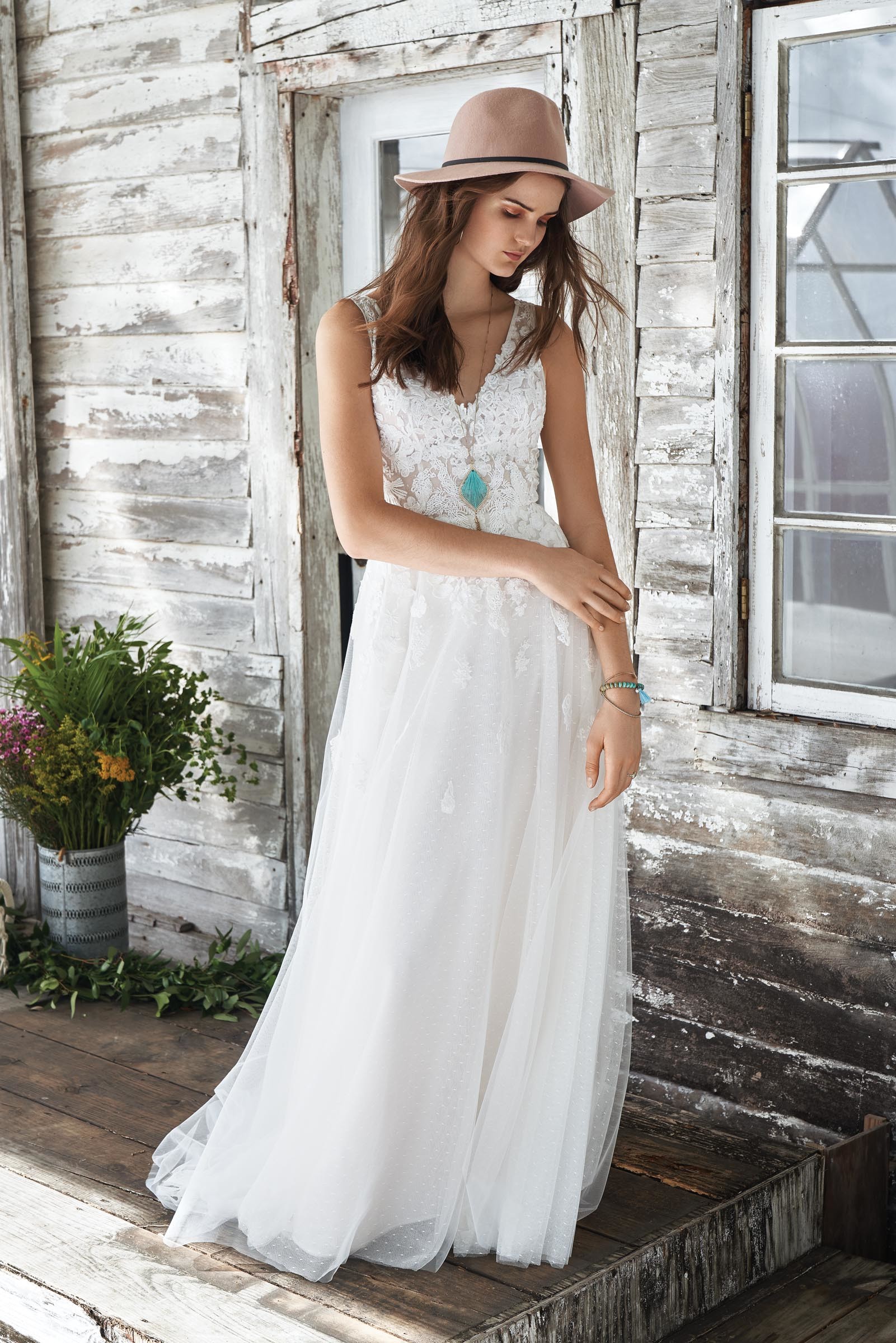 Weißes Brautkleid mit Spitze, V-Ausschnitt und Tüllrock von Lillian West, Modell 66042