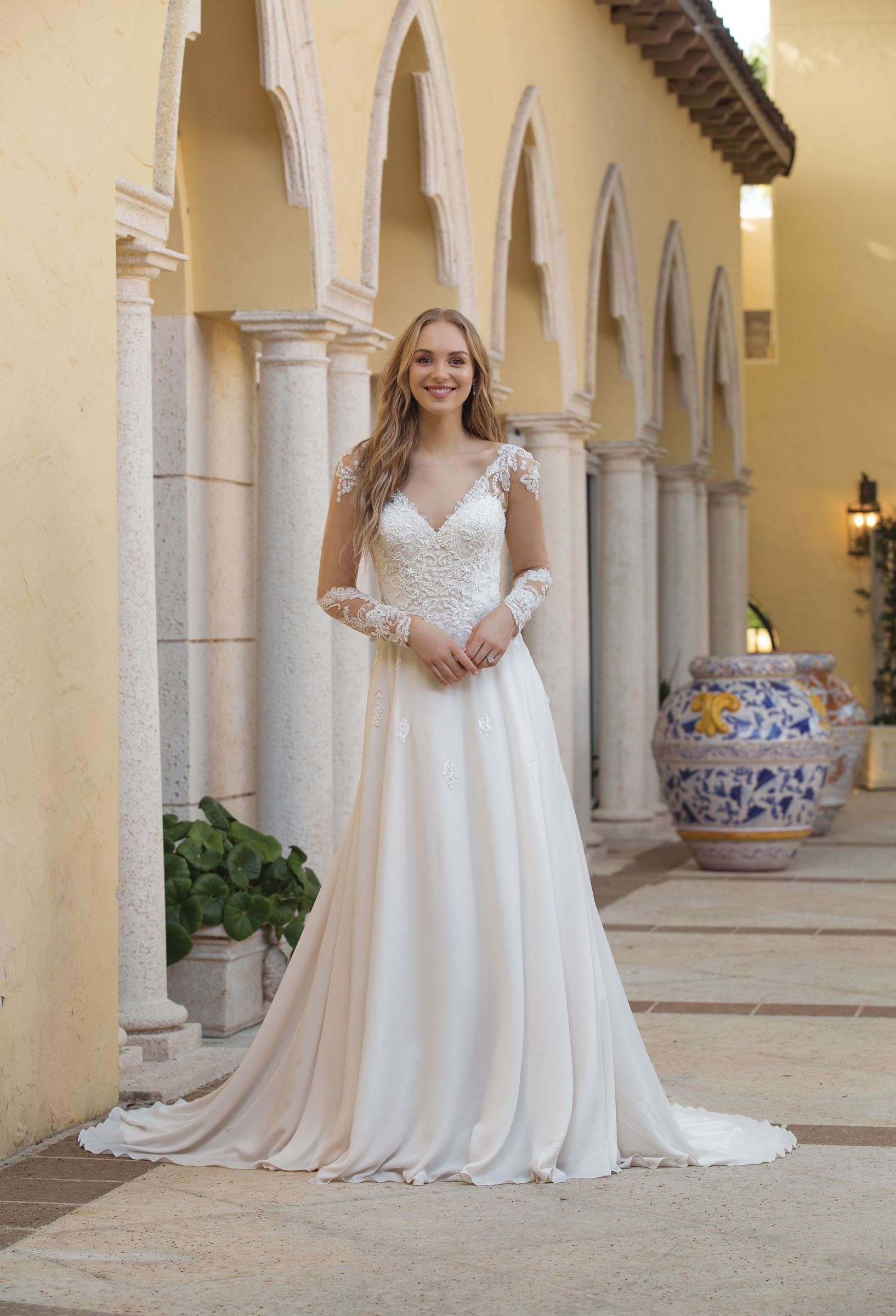 Weißes Langarm-Brautkleid mit V-Ausschnitt von Sincerity, Modell 44098