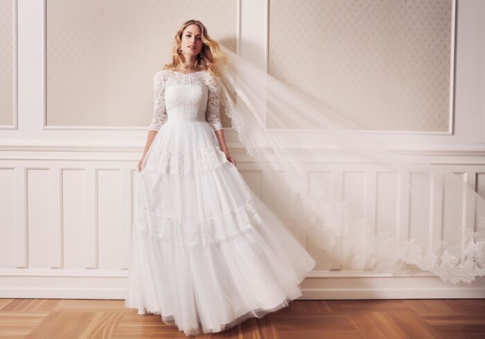 Weißes Brautkleid im Vintage Stil aus Spitze, im Prinzessschnitt mit Dreiviertelärmeln und Rundhalsausschnitt von Lilly, Modell 3948