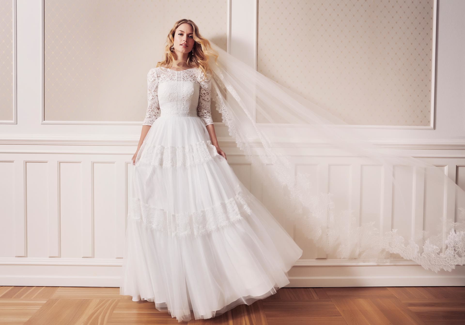 Weißes Brautkleid im Vintage Stil aus Spitze, im Prinzessschnitt mit Dreiviertelärmeln und Rundhalsausschnitt von Lilly, Modell 3948