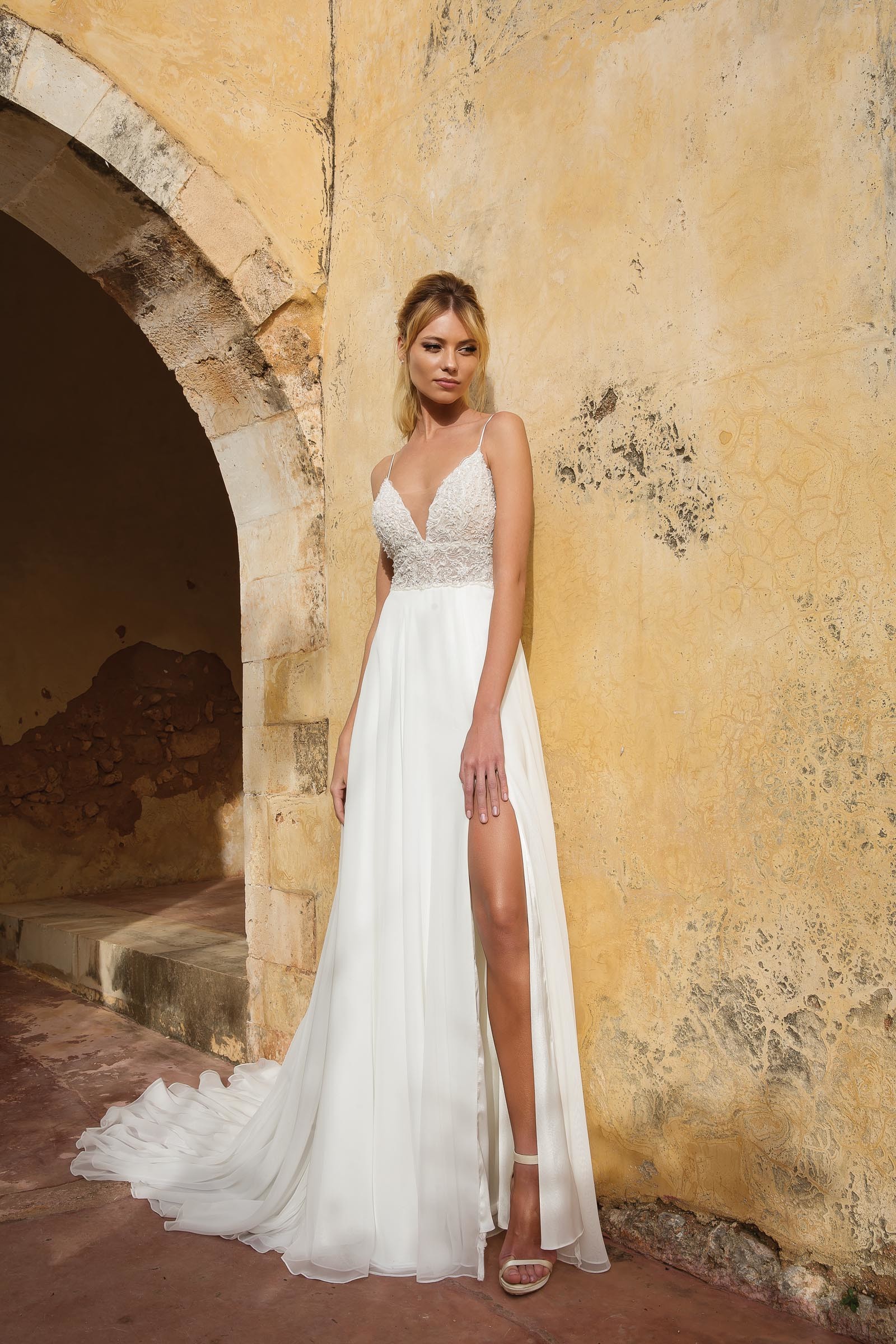 Brautkleid mit Spitzentop und Spaghettiträgern im Empire-Stil in Weiß von Justin Alexander, Modell 88035