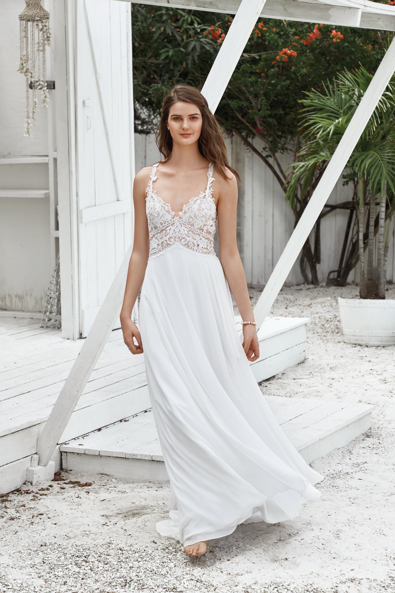 Brautkleid mit transparentem Spitzentop von Lillian West, Modell 66035