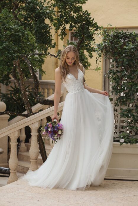 Brautkleid mit Strass, V-Ausschnitt und Tüllrock von Sincerity, Modell 44105