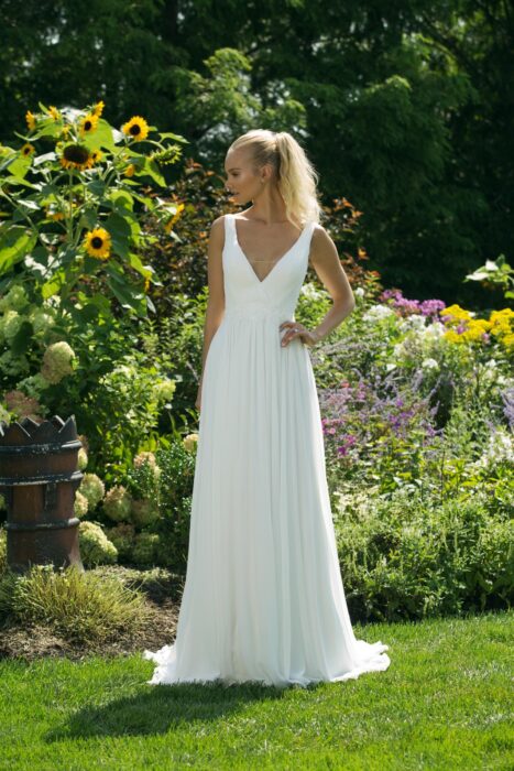 Weißes Brautkleid in A-Linie mit tiefem V-Ausschnitt von Sweetheart, Modell 11014