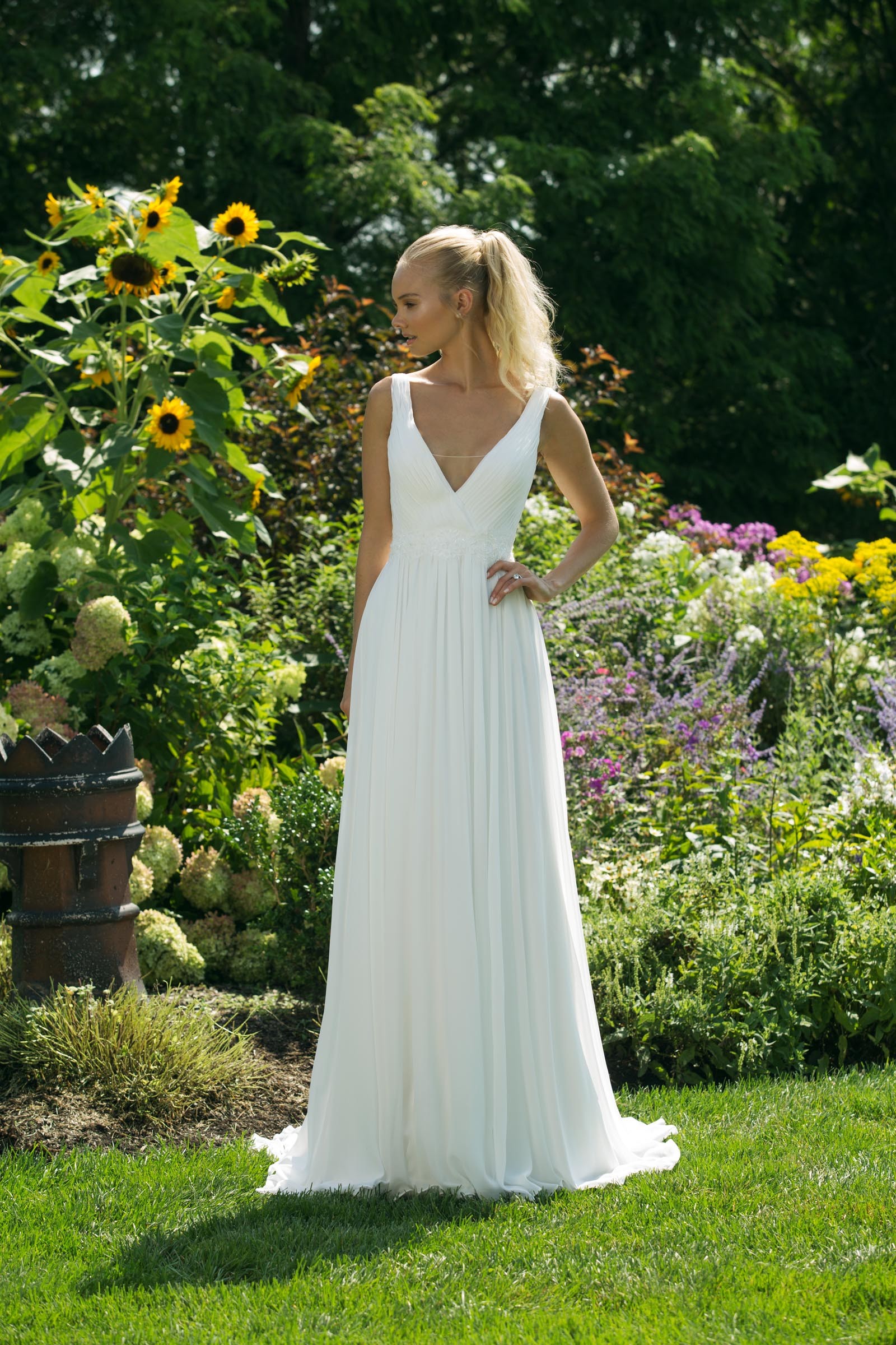 Weißes Brautkleid in A-Linie mit tiefem V-Ausschnitt von Sweetheart, Modell 11014