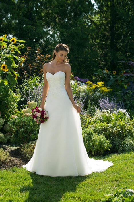 Trägerloses, weißes Brautkleid in A-Linie mit Ausschnitt in Herzform von Sweeetheart, Modell 11010