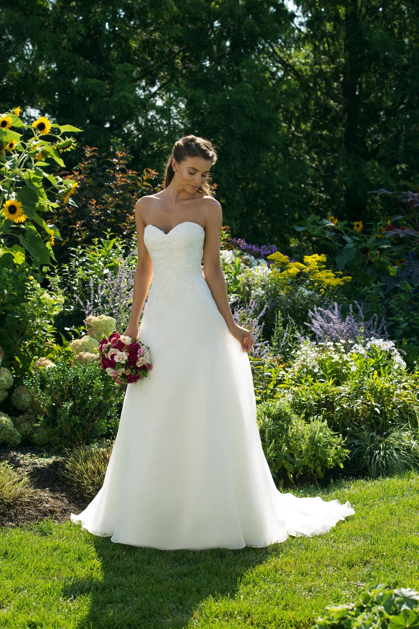 Trägerloses, weißes Brautkleid in A-Linie mit Ausschnitt in Herzform von Sweeetheart, Modell 11010