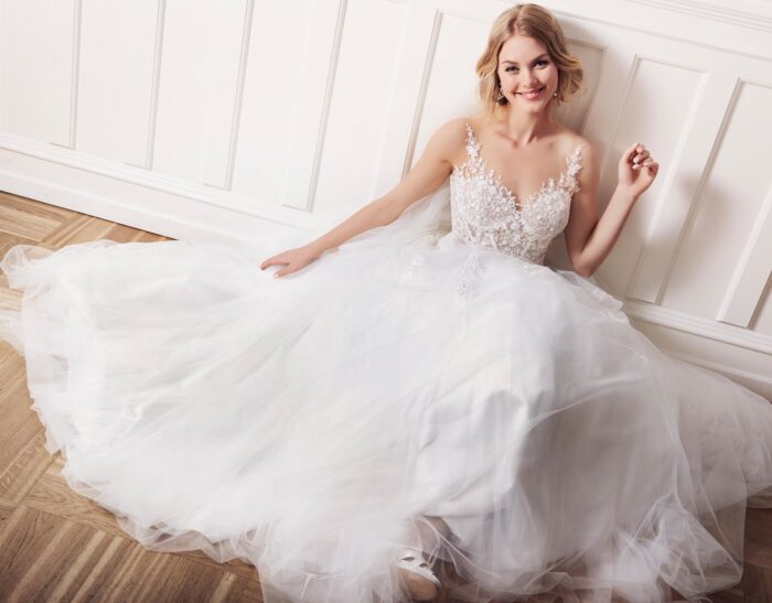 Brautkleid in Weiß im Prinzessschnitt mit transparenter Korsage und Tattoo Effekt von Lilly, Modell 3909