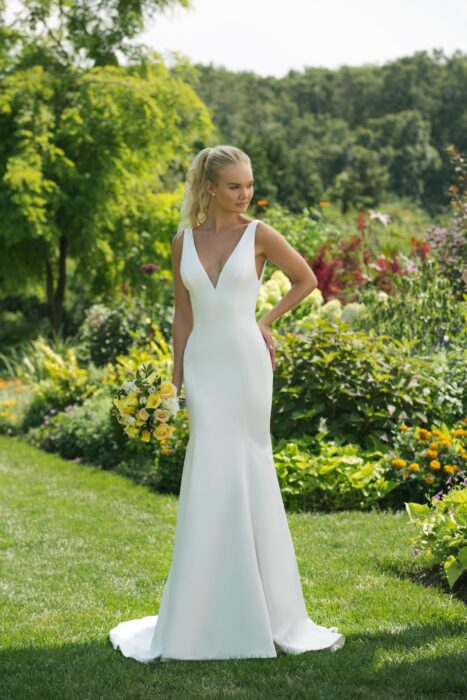 Cleanes, weißes Brautkleid im Fit-and-Flare-Schnitt mit tiefem V-Ausschnitt von Sweetheart, Modell 11018