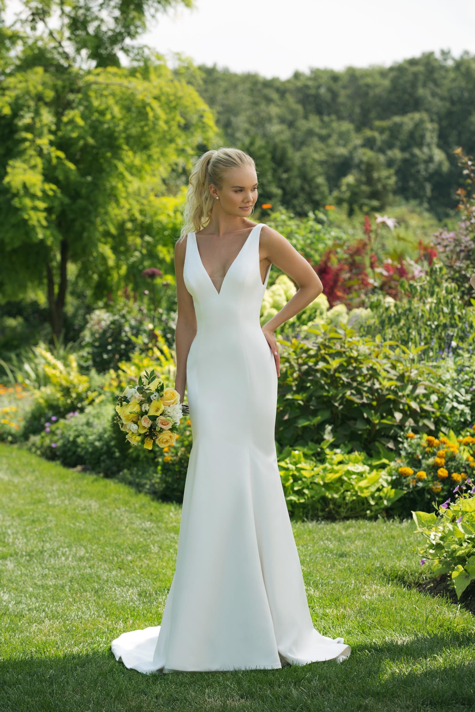Cleanes, weißes Brautkleid im Fit-and-Flare-Schnitt mit tiefem V-Ausschnitt von Sweetheart, Modell 11018