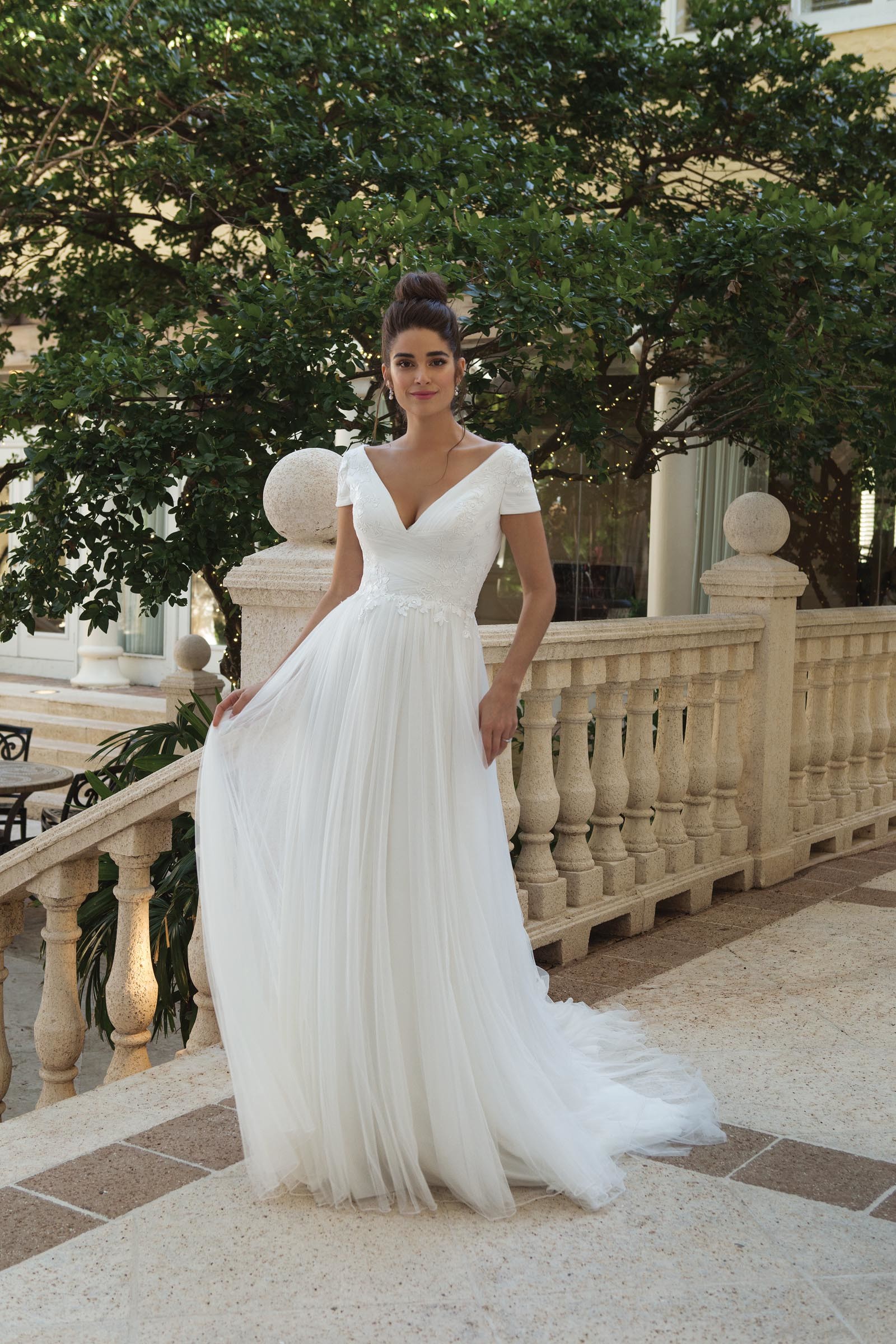 Weißes Kurzarm-Brautkleid mit V-Ausschnitt und Tüllrock von Sincerity, Modell 44089