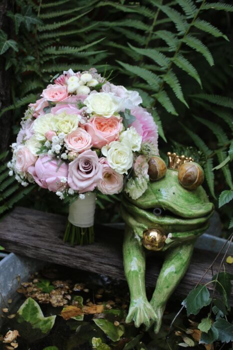 klassische Brautkugel mit Rosen