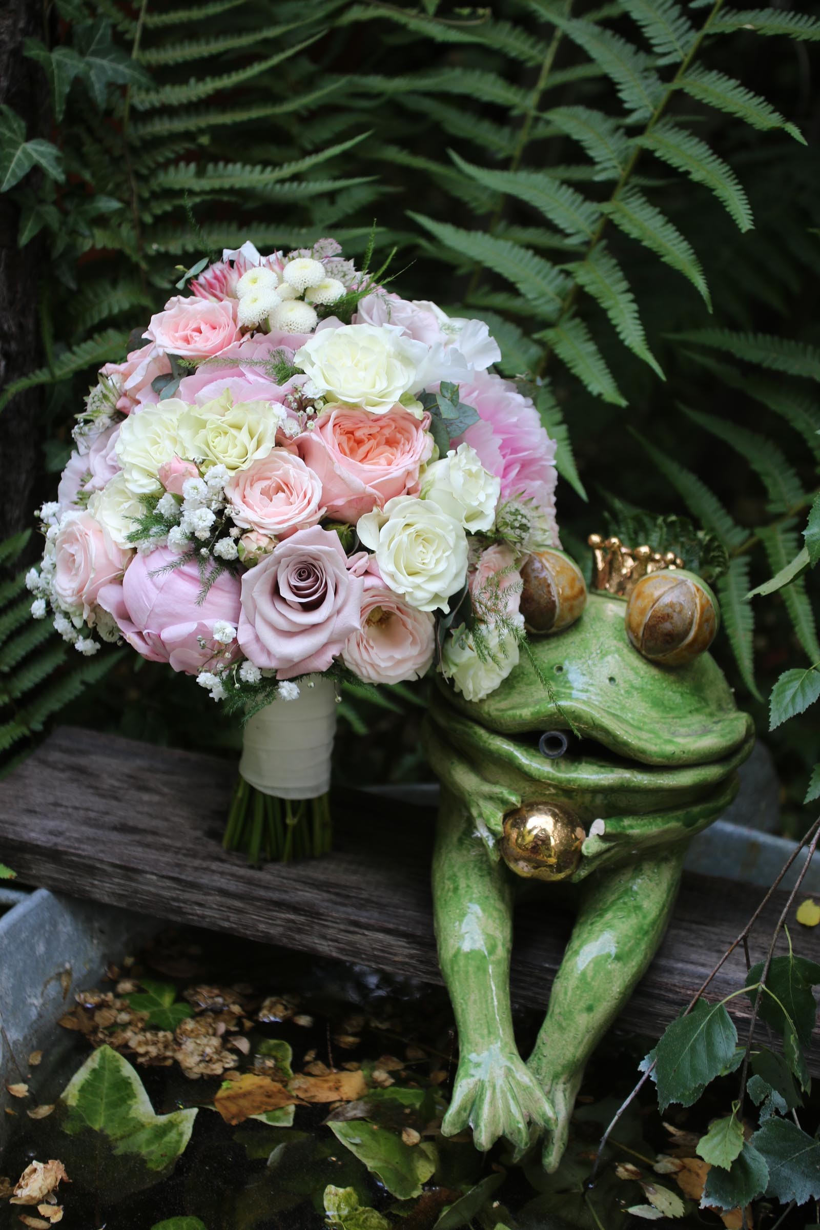 klassische Brautkugel mit Rosen