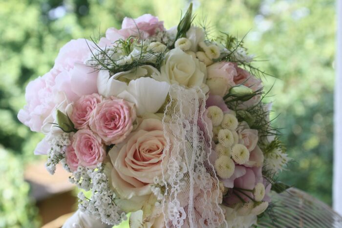 Brautkugel mit klassischen Rosen und Pfingstrosen
