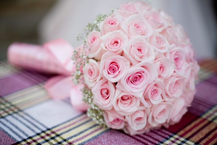 rosa Brautkugel mit Rosen