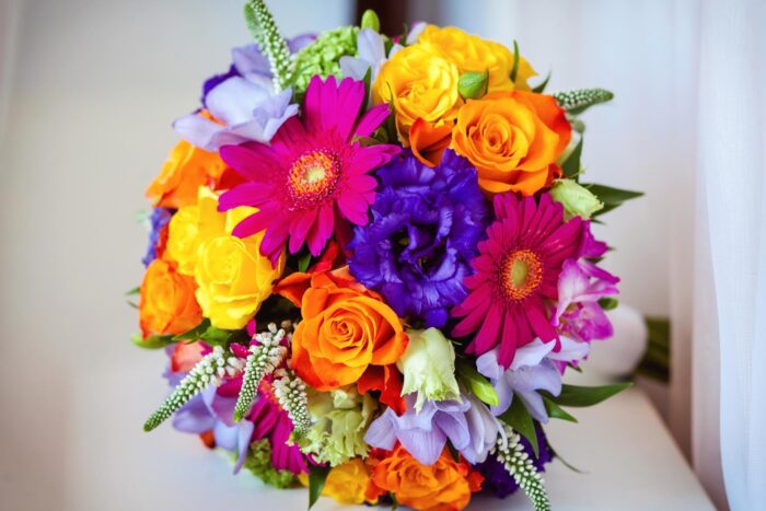 bunter Brautstrauß aus Gerbera und Rosen