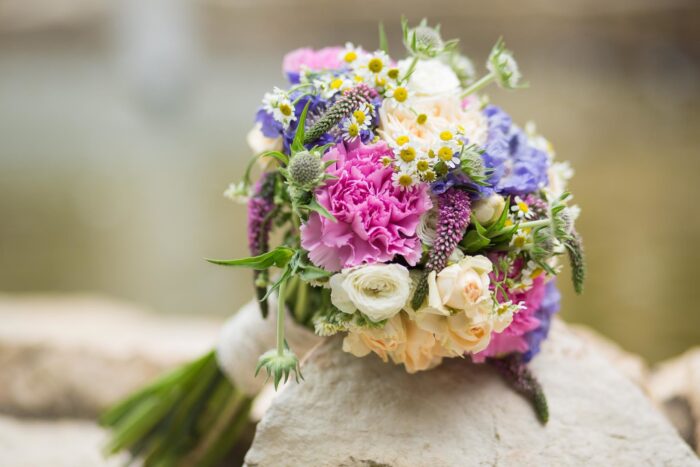 bunter Brautstrauß aus Frühlingsblumen