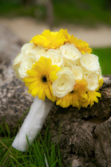 gelber Brautstrauß mit Gerbera und Rosen