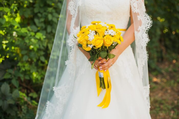 gelber Brautstrauß mit Rosen