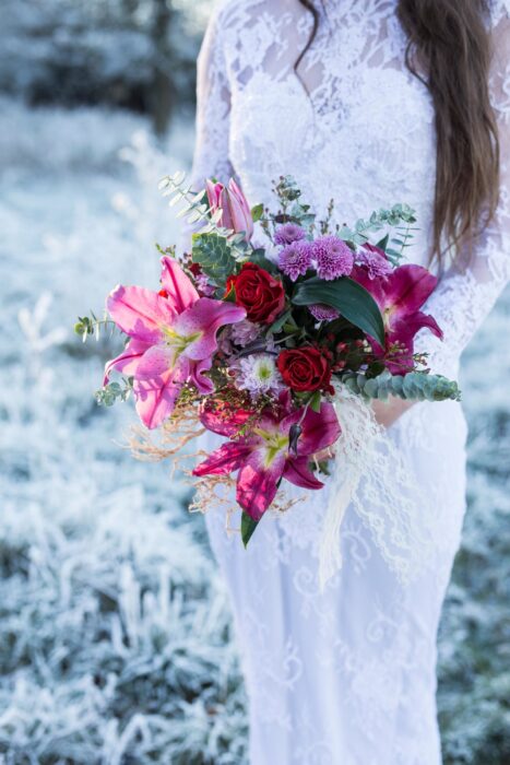 moderner Hochzeitsstrauss mit Lilien und Rosen