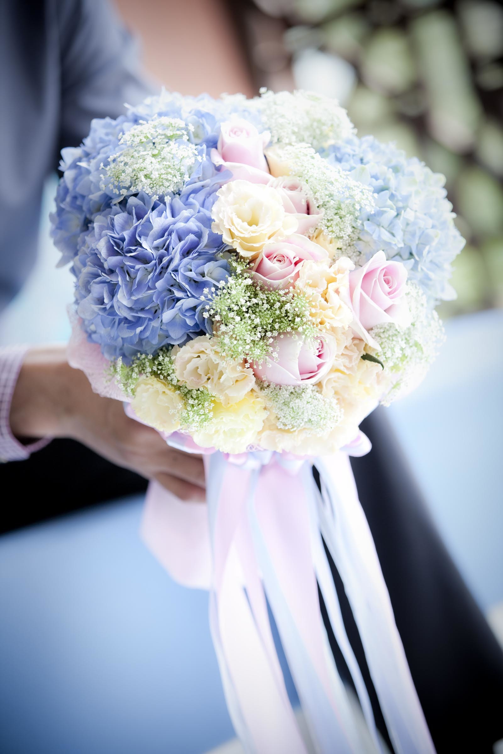 Brautstrauß mit Rosen und Hortensien