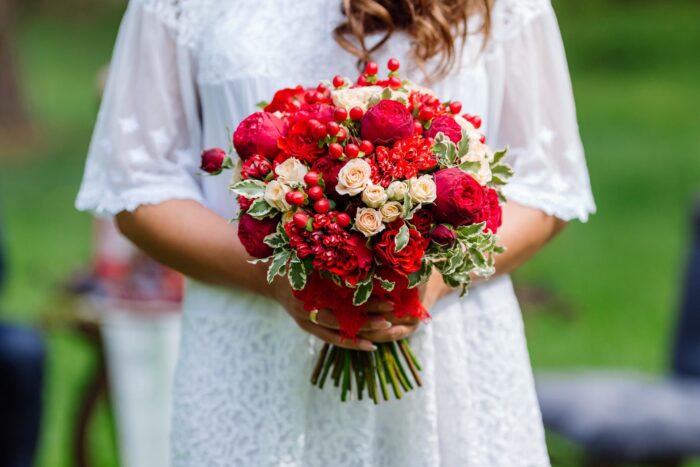 roter Blumenstrauß mit Hagebutten