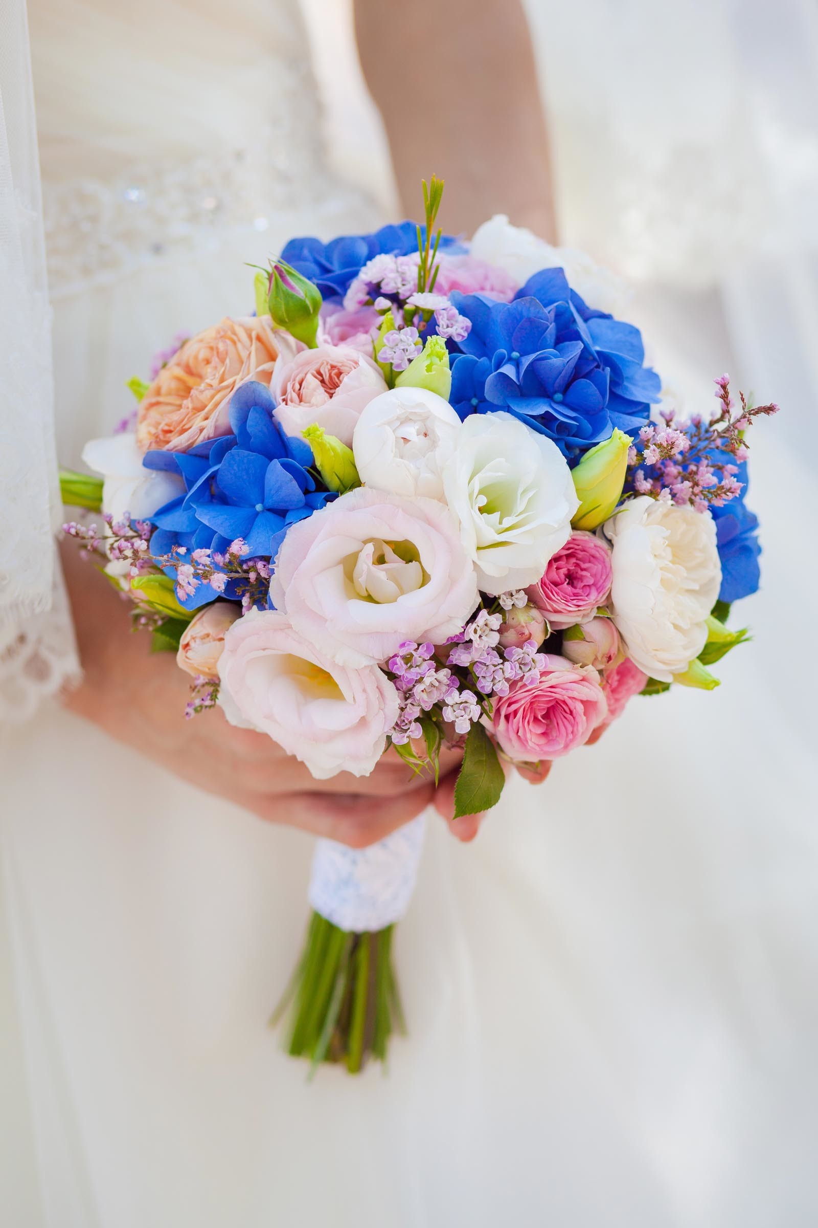 Bunter Brautstrauß mit Hortensien und Rosen