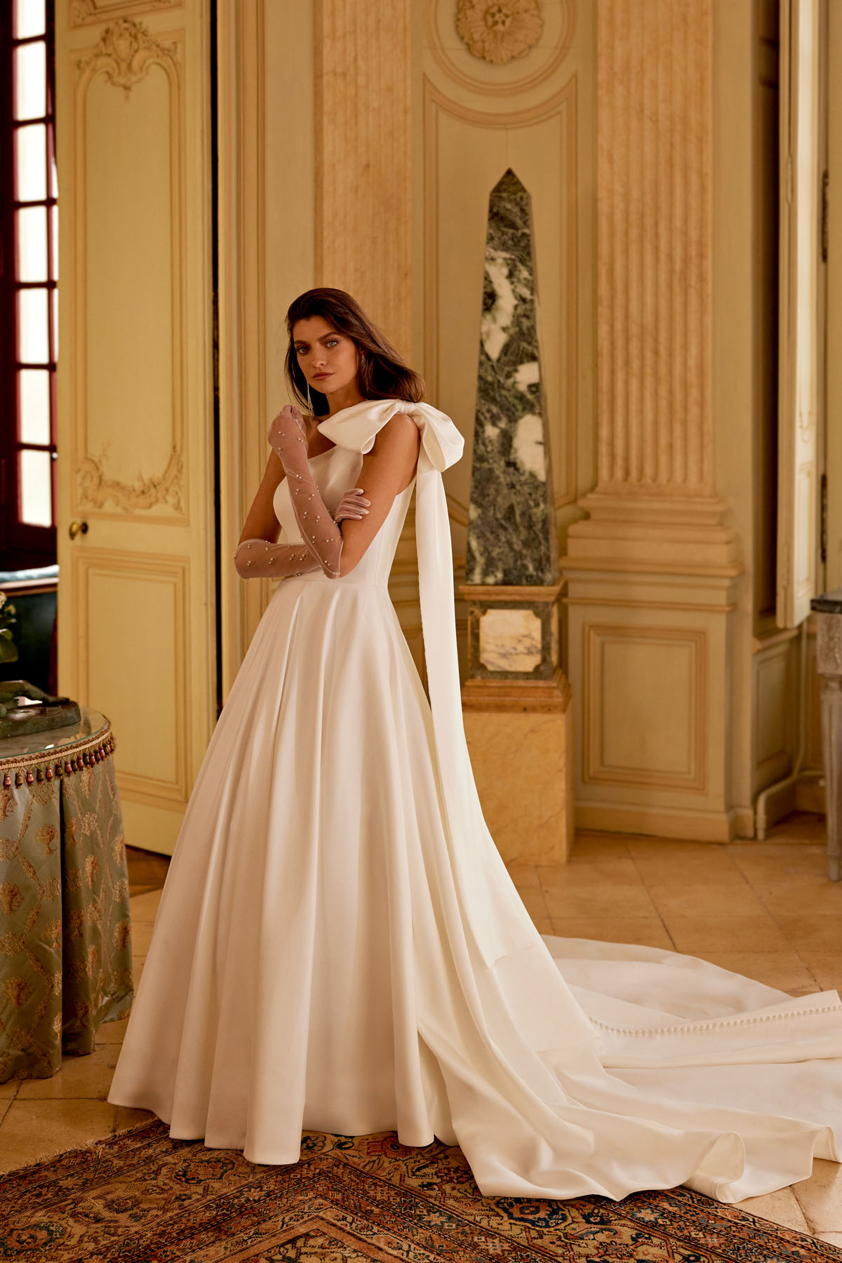 Cleanes Brautkleid im Prinzessschnitt aus Mikadoseide mit asymmetrischem Oneshoulder-Ausschnitt, Schleifendetails und Schleppe von Justin Alexander, Modell 88409 Jaqueline