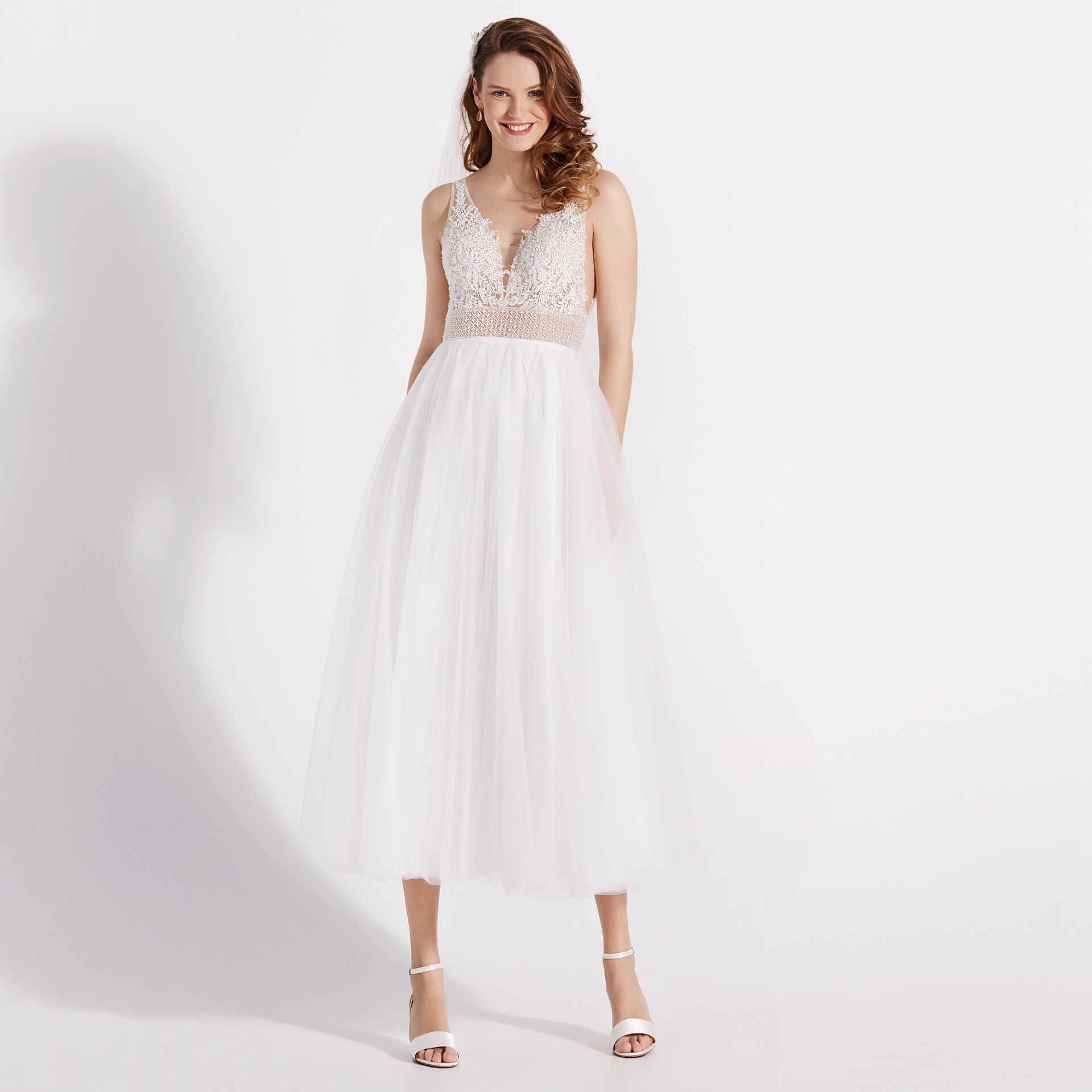 Boho-Brautkleid in Dreiviertellänge mit Tüllrock, transparentem Spitzentop und V-Ausschnitt von Diamonds by Lilly, Modell 08-4174-CRT