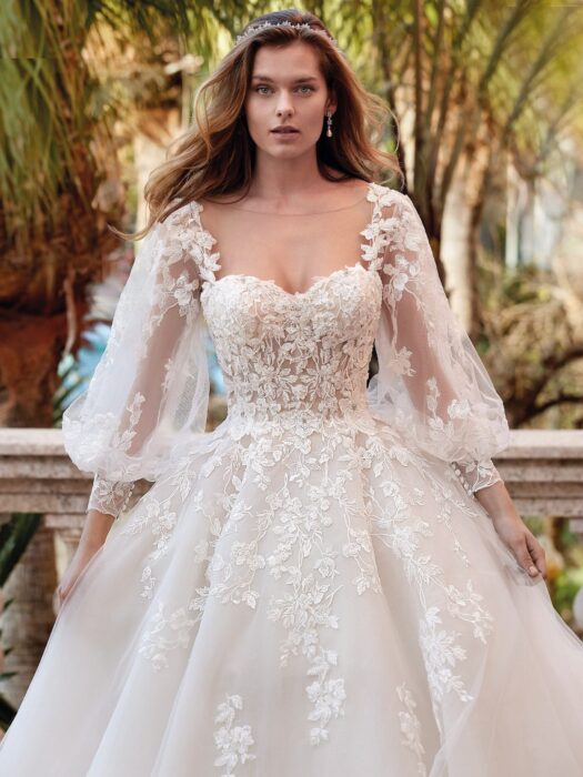 Duchesse-Brautkleid mit floraler Spitzendekoration, Ausschnitt in Herzform, tiefem Rücken und Schleppe mit abnehmbaren Ärmelvarianten von Demetrios, Modell 1202