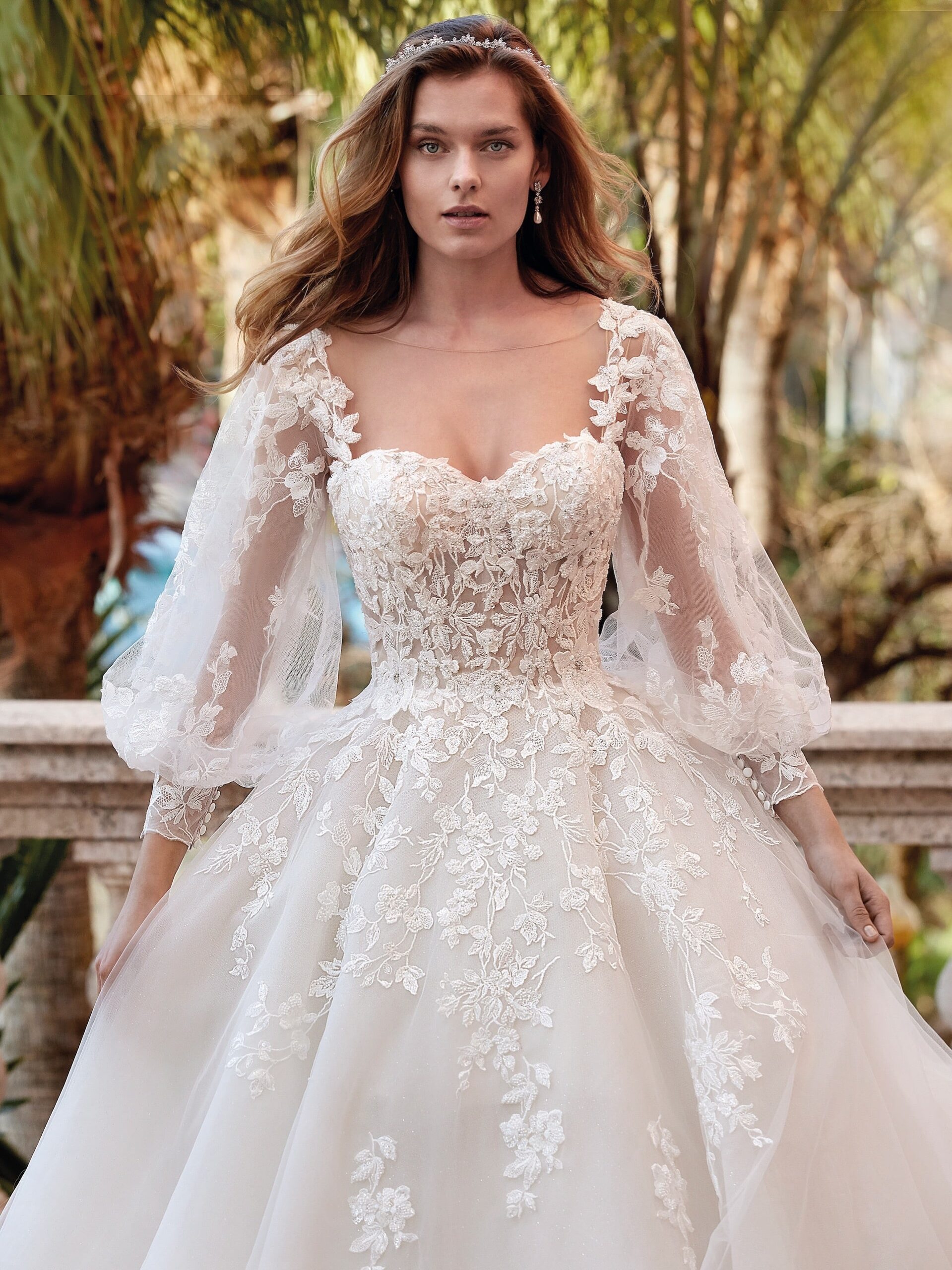 Duchesse-Brautkleid mit floraler Spitzendekoration, Ausschnitt in Herzform, tiefem Rücken und Schleppe mit abnehmbaren Ärmelvarianten von Demetrios, Modell 1202
