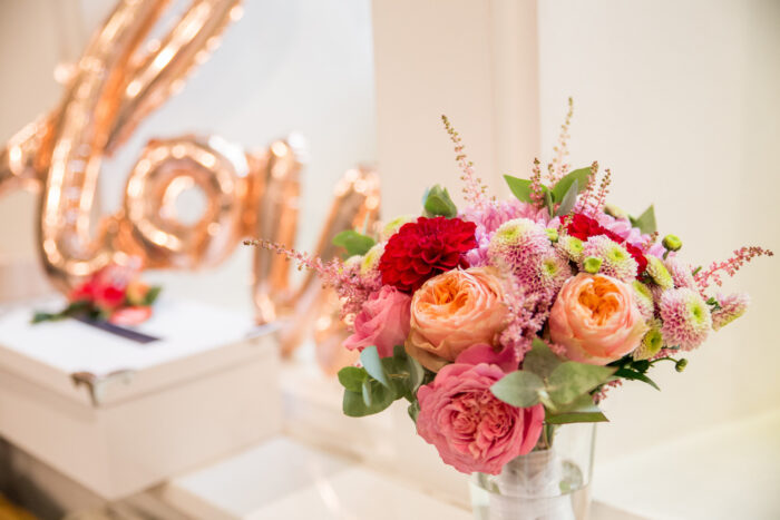 Leuchtender Blumenstrauß in Rosa, Orange und Koralle