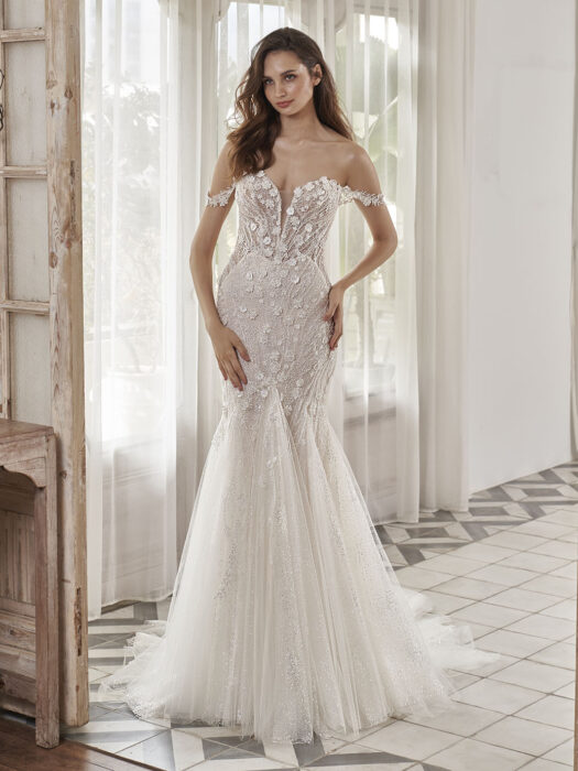 Figurbetontes Hochzeitskleid im Fit and Flare-Schnitt mit bestickter 3D-Spitze und Sweetheart-Ausschnitt von Pen-Liv, Modell Arianna